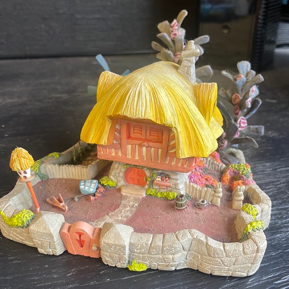 Disney’s Enchanted Places, White Rabbit’s House Alice in Wonderland collectible